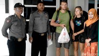 Dua turis bule asal Republik Ceko Nedomelel Petr (36) dan Bratska Jara (29) asal Slowakia mengaku kehabisan ongkos dan tak bisa membayar hotel di Pekalongan, Jateng. Mereka merupakan turis yang tengah mengisi liburan ke Indonesia. (Foto: Dok Polsek Wiradesa, Pekalongan)