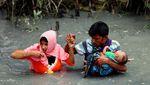 Potret Memilukan Etnis Rohingya Lewati Rawa dengan Membawa Bayi