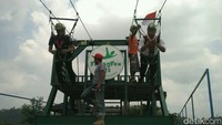 Untuk biaya yang harus dikeluarkan buat menikmati flying fox terpanjang ini juga tidak banyak. Bagi WNI cukup Rp 100 ribu per orang. Sementara ongkos buat WNA hanya Rp 150 ribu saja. Bagi yang mau ngambil video cukup tambah Rp 50 ribu saja (Usman/detikTravel)