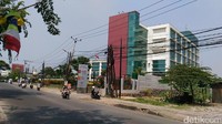 Dinas Kesehatan DKI Jakarta memberi surat peringatan tertulis pada rumah sakit Mitra Keluarga Kalideres terkait kasus Bayi Tiara Debora Simanjorang. Kepala Dinas Kesehatan DKI Jakarta, Koesmedi Priharto mengatakan jika hal yang sama terulang, pihak RS menyanggupi pencabutan izinnya. (Foto: Samsdhuha Wildansyah/detikcom)