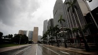 Jalanan pun sepi. Pemerintah Florida telah meminta 6,5 juta warganya untuk mengungsi demi menghindari jatuhnya korban jiwa.  