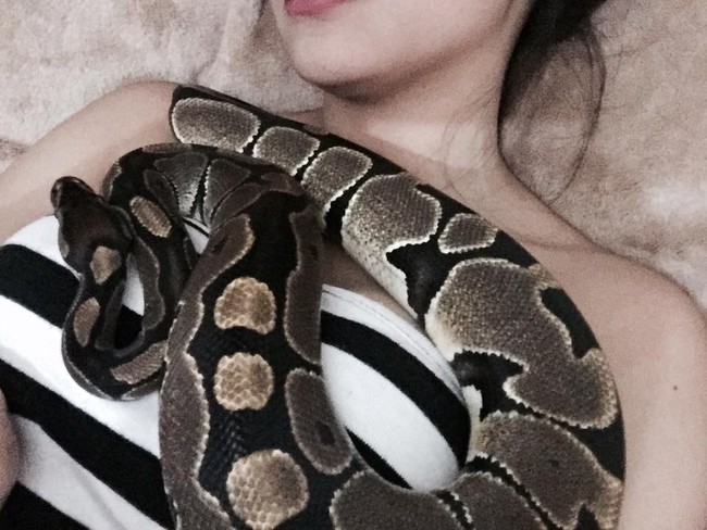 Kheny bahkan suka tidur dengan Damien ditaruh di dadanya. Foto: Facebook Kheny Soliva Berco