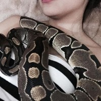 Kheny bahkan suka tidur dengan Damien ditaruh di dadanya. Foto: Facebook Kheny Soliva Berco