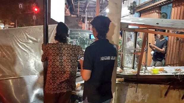 Taksi online tabrak gerobak tukang bubur dan nasi goreng di Jaktim