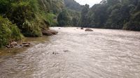 Sungai Sekayam di Suruh Tembawang, jadi transportasi menuju Entikong, apalagi bila jalan Paralel Perbatasan sedang rusak oleh air hujan
