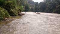 Sungai Sekayam di Suruh Tembawang jadi transportasi menuju Entikong apalagi bila jalan Paralel Perbatasan