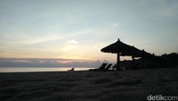 Saat itu pukul 05.30 WIB, ketika Sang Mentari mulai membentangkan sinar hangatnya dari balik laut. Awan gelap mulai berganti jadi kuning kemerah-merahan (Bonauli/detikTravel)