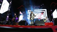 Jet naik ke atas panggung Soundrenaline usai band Naif tampil. (Dicky/detikHOT)
