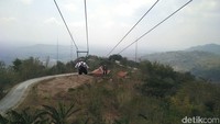 Selain panjang, keunggulan flying fox ini adalah jaminan fasilitasnya yang berstandar internasional. Teknologi yang digunakan mengadopsi teknologi Prancis. Sementara tali lintasan didatangkan langsung dari Inggris (Usman/detikTravel)