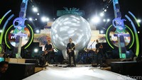 Mew menggabungkan lagu-lagu lama mereka dengan nomor-nomor baru dari album ‘Visuals’. (Dicky/detikHOT)