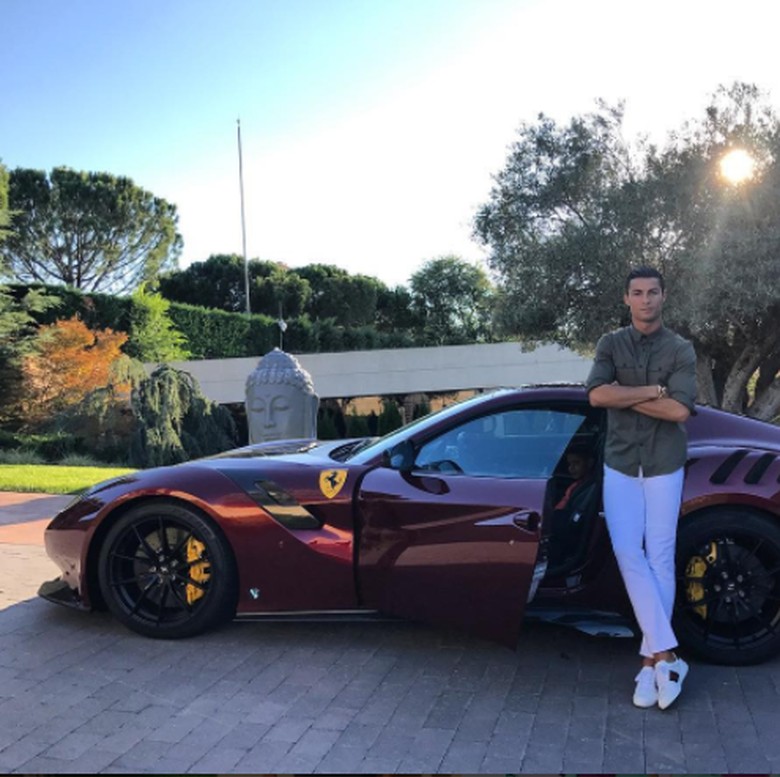 Ronaldo berpose dengan Ferrari. Foto: Screenshot Instagram Cristiano Ronaldo Ronaldo berpose dengan Ferrari. Foto: Screenshot Instagram Cristiano Ronaldo
