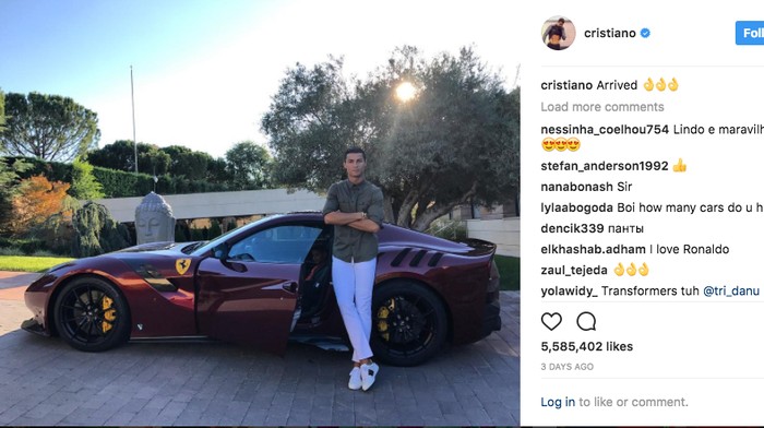 Cristiano Ronaldo Pamer Foto Habis Beli Ferrari