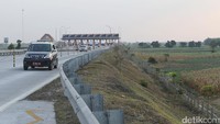 Ruas tol Mojokerto-Kertosono mempunyai 4 gerbang tol (GT). Meliputi GT Bandar di Desa Kayen-Bandar Kedungmulyo-Jombang, GT Jombang di Desa Pesantren-Tembelang-Jombang, GT Mojokerto Barat di Desa Pagerluyung-Gedeg-Mojokerto dan GT Mojokerto di Desa Penompo-Jetis-Mojokerto.