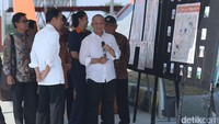 okowi menerima pemaparan dari manajemen PT MHI. Nampak mendampingi Menteri PUPR Basuki Hadimuljo, Sekretaris Kabinet Pramono Anung, Jubir Kepresidenan Johan Budi, Gubernur Jatim Soekarwo dan Bupati Mojokerto Mustofa Kamal Pasa. Peresmian ditandai dengan penandatanganan prasasti dan pemencetan tombol sirine.