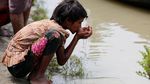 Potret Memilukan Etnis Rohingya Lewati Rawa dengan Membawa Bayi