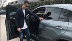 Duh Bikin Iri, Foto Cristiano Ronaldo Mejeng dengan Mobil Mewahnya