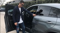 Ronaldo dengan mobil Mercedes-Benz. Foto: Instagram Cristiano Ronaldo
