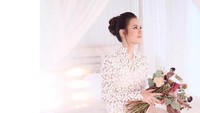 Dengan mengenakan busana serba putih, Raisa terlihat cantik dengan rangakaian bunga di tangannya. Foto: Instagram Bubahalfian