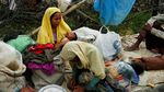 Potret Memilukan Etnis Rohingya Lewati Rawa dengan Membawa Bayi