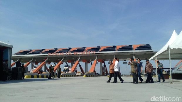 Tekan Sirine, Jokowi Resmikan Tol Mojokerto-Kertosono