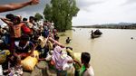 Potret Memilukan Etnis Rohingya Lewati Rawa dengan Membawa Bayi