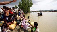 Etnis Rohingya terpaksa pergi dari kampung halaman mereka di Rakhine State, Myanmar setelah ditekan pihak militer. Foto: Mohammad Ponir Hossain/Reuters  