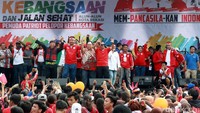 Acara Kirab Kebangsaan itu juga juga diisi dengan Jalan Sehat dengan tema Mem-Pancasila-Kan Indonesia pada Minggu (10/8/2017) di Alun-Alun Kota Bekasi. 