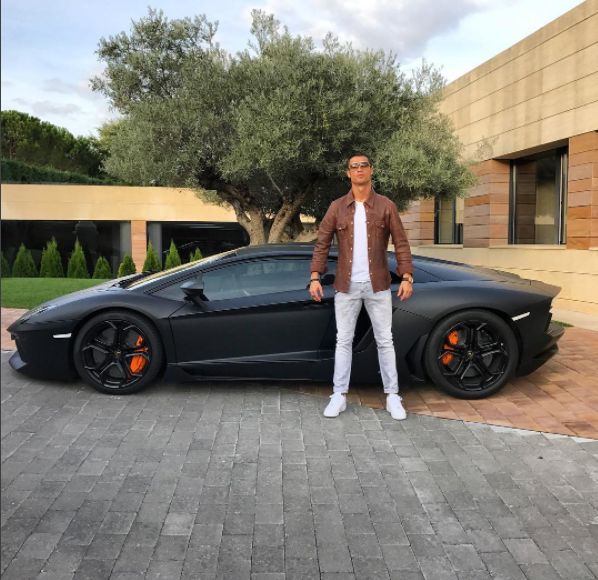 Cristiano Ronaldo pose dengan mobil mewahnya