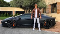 Ronaldo berpose di samping Lamborghini SuperVeloce Aventador. Foto: Instagram Cristiano Ronaldo