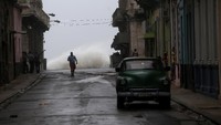 Namun masih ada juga petugas yang memantau ombak dan angin kencang akibat badai Irma ini/Reuters