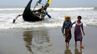 Ada pula yang melintasi lautan menggunakan perahu/Reuters