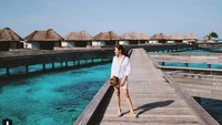 Busana santai menjadi pilihan Naysila Mirdad untuk berlibur. Foto: Instagram Naysila Mirdad