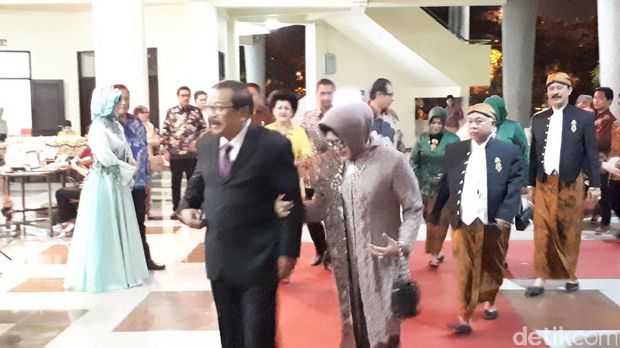 Presiden Jokowi Hadiri Resepsi Keponakan Ibu Iriana di Surabaya
