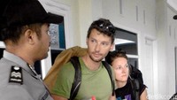Polisi mengaku tak mengetahui sejak kapan mereka berada di Indonesia. Proses interogasi sempat terhambat bahasa. Namun diketahui mereka sebelumnya sudah menikmati liburan di Bali dan Jawa Timur. (Foto: Dok Polsek Wiradesa, Pekalongan)