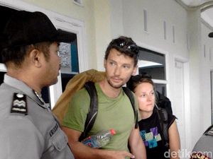 Polisi Pekalongan Patungan untuk Bekali 2 Bule yang Kehabisan Ongkos