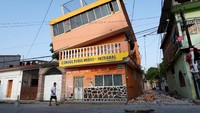 Operasi pencarian dan penyelamatan berlangsung dalam skala besar di negara bagian Tabasco, Oaxaca, dan Chiapas. Di wilayah itu, penduduk dikhawatirkan terjebak di antara reruntuhan bangunan./Foto: Reuters