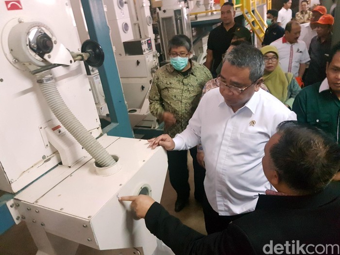 Menteri Desa Tengok Pabrik Beras Berkonsep Digital di Sukabumi