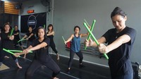 Ripstix adalah nama alat latihan yang menjadi ciri khas dari latihan unik ini. Foto: Erika Yurika