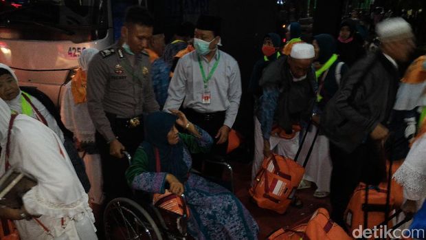 Jemaah haji kloter 12 tiba di asrama haji Donohudan.