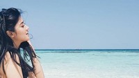 Dengan latar belakang air pantai yang jernih, Naysila Mirdad tengah menikmati liburan. Foto: Instagram Naysila Mirdad