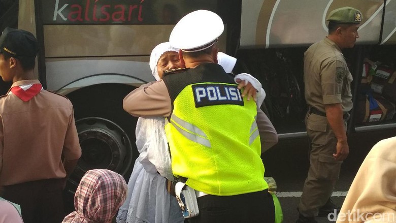 Kedatangan Jemaah Haji Trenggalek Disambut Tangis Haru Kedatangan Jemaah Haji Trenggalek Disambut Tangis Haru