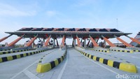  Jalan tol ini dilengkapi fasilitas 4 rest area. Di Km 679 dan Km 695 di kedua arah untuk istirahat dan beribadah.