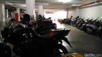 Kedua orang tua Debora begitu kaget mendengar penjelasan mengenai keharusan uang muka DP 11 juta itu. Rudianto langsung bergegas ke tempat parkir untuk mengambil motor guna pulang ke rumah.