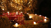 Bayangkan Anda makan dalam gua ditemani belasan lilin dan hiasan kelopak bogenvil pink. Pastinya sangat romantis! Suasana ini bisa dinikmati di The Caves Hotel, Negril, Jamaika. Tamu bisa rileks sambail menyantap seafood.