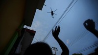 Warga yang belum mendapatkan pertolongan selalu melambai ketika helikopter pembawa bantuan melintas/Foto: Reuters