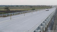 Jalan tol yang membentang dari Mojokerto bagian utara hingga Jombang bagian barat ini dilengkapi fasilitas pengaman pada pagar jalan berupa wire rope di median.
