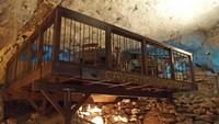 Cavern Grotto merupakan restoran baru di Arizona. Lokasinya lebih dari 60 meter di bawah Grand Canyon. Sebanyak 16 pengunjung bisa ditampung tempat makan yang berada dalam gua berusia 345 tahun untuk menikmati makan siang atau malam all-you-can-eat.