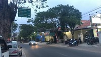 Titik awal itu berada di Store Rumah Tua Vape terletak di Jalan Tebet Barat Raya No 19. Lokasi store diapit car wash dan kedai martabak.