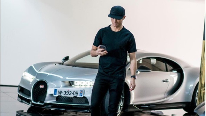 Cristiano Ronaldo pose dengan mobil mewahnya