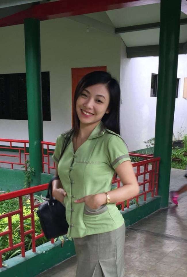 Begini tampilan Kheny ketika sedang pakai seragam guru. Tanpa riasan dan busana berlebihan, ia tampak sangat cantik, bukan? Foto: Facebook Kheny Soliva Berco